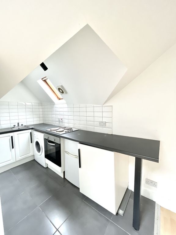 Property photo 1 of 6 A Well Presented One Bedroom Flat In Palmers Green.