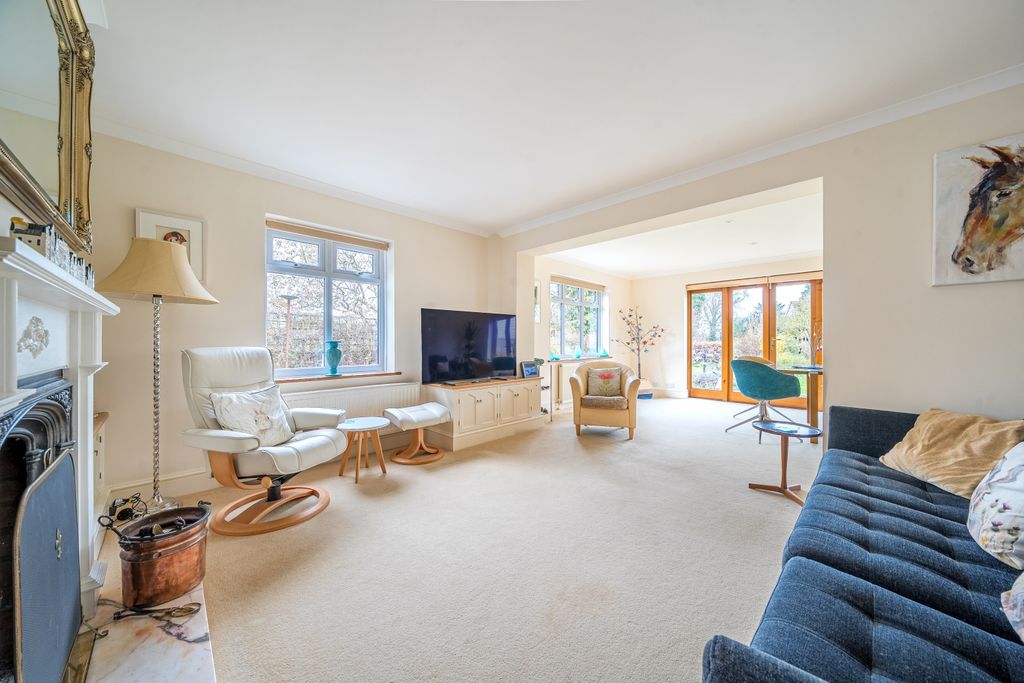 Property photo 2 of 33 Lounge