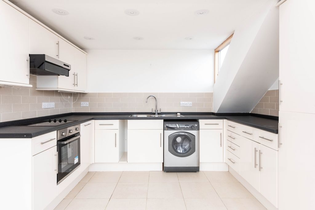 Property photo 3 of 10 Kitchen