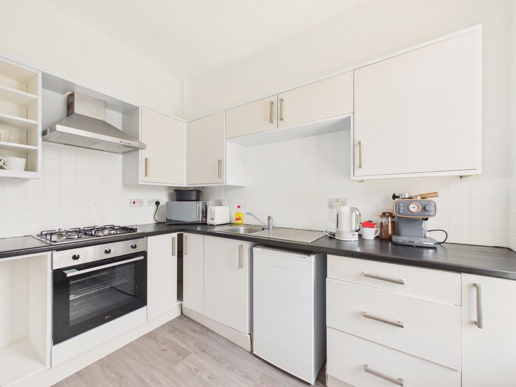 Property photo 3 of 11 Kitchen