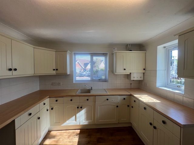 Property photo 3 of 19 Kitchen
