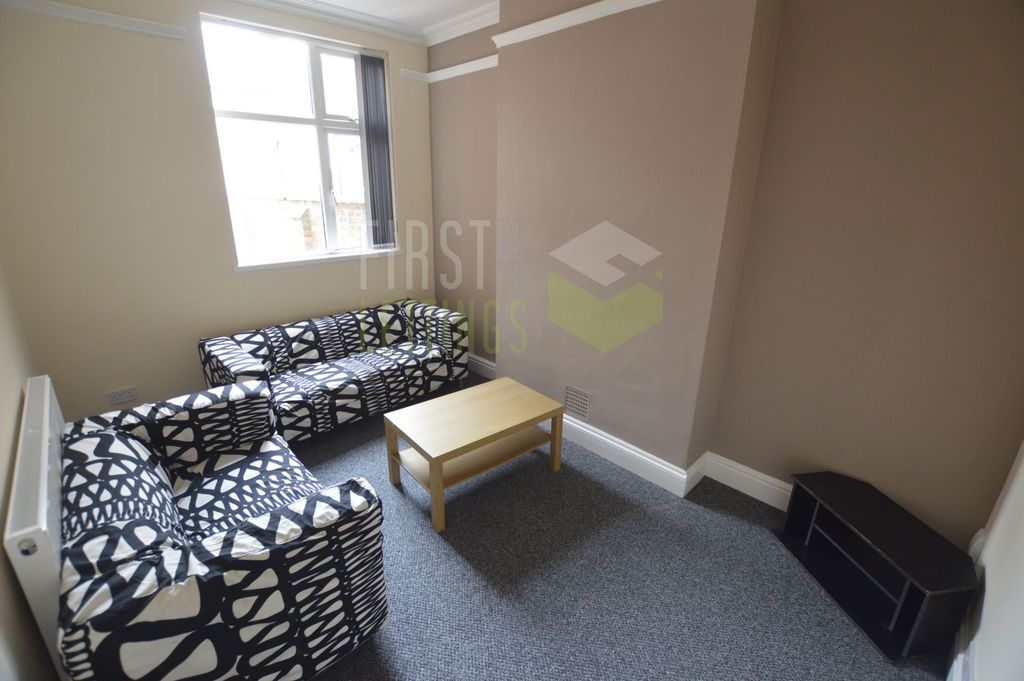 Property photo 1 of 12 Living Room