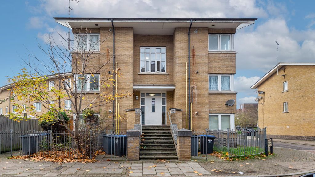 Property photo 1 of 11 Flat 15 Chapel Close, Willesden, London, Nw10 2DL