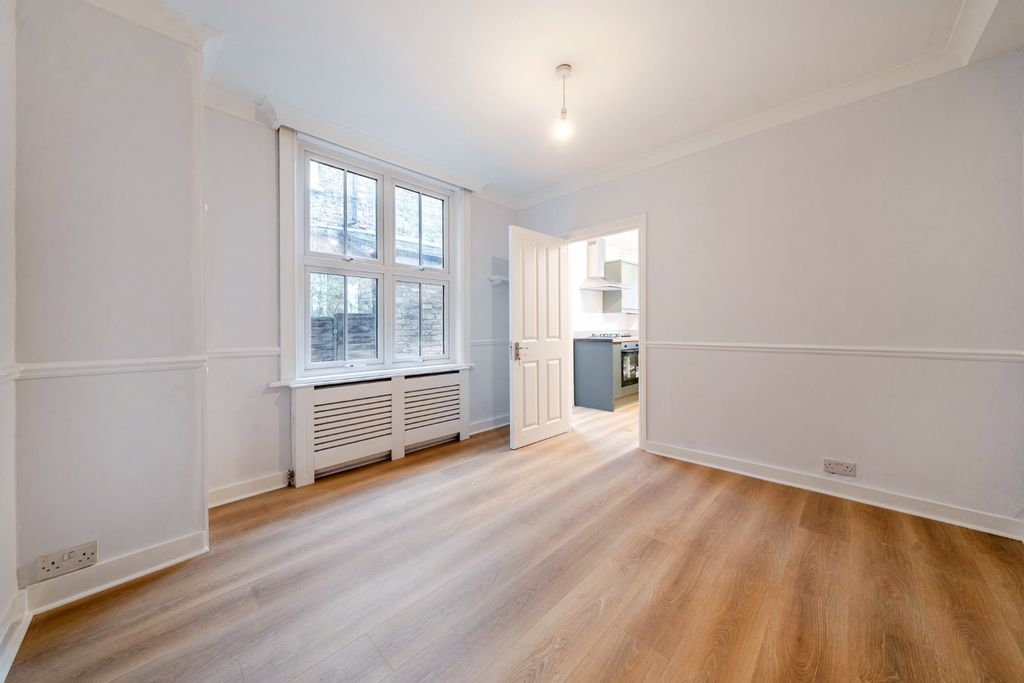 Property photo 2 of 9 Picture No. 10