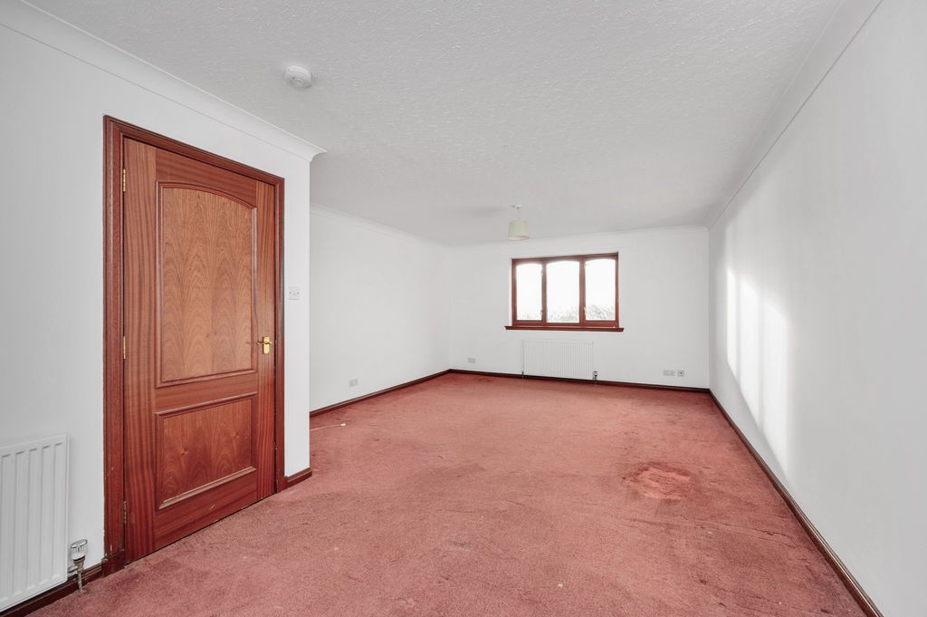 Property photo 3 of 24 Lounge