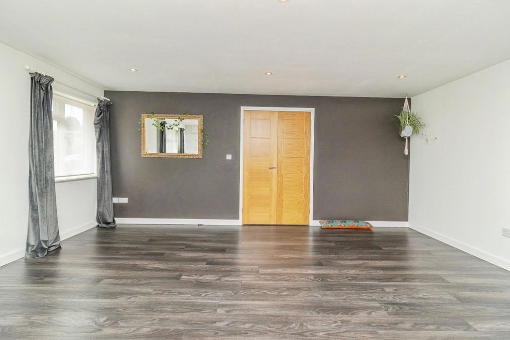 Property photo 3 of 28 Pbox-Img.Jpg