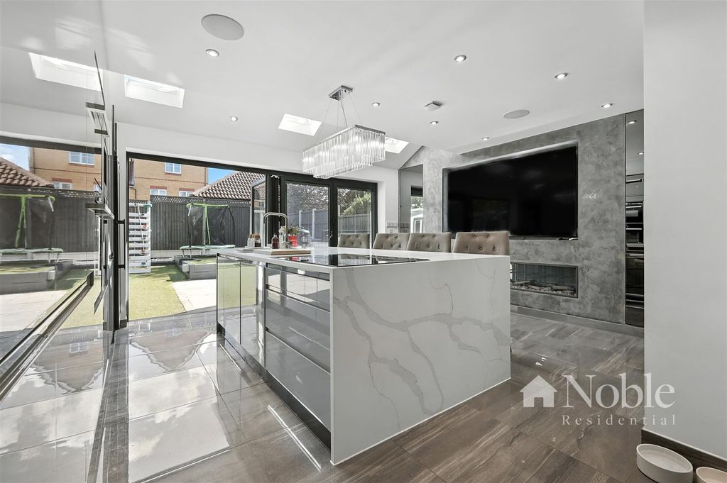 Property photo 2 of 33 Kitchen/Breakfast Room