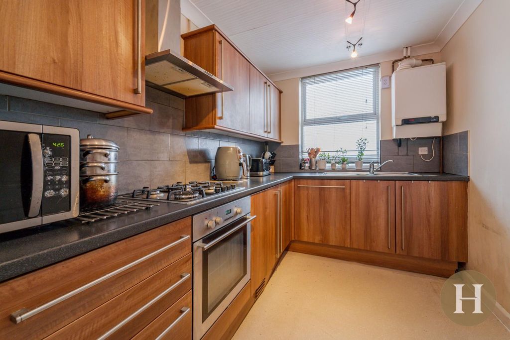 Property photo 3 of 21 Kitchen 1