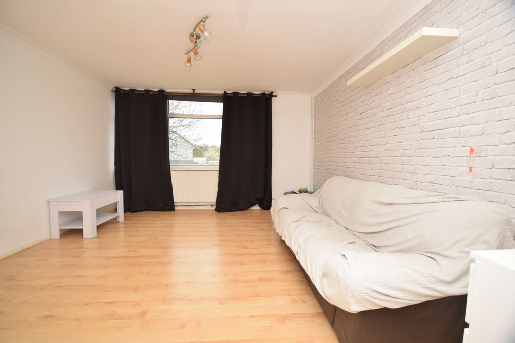 Property photo 3 of 8 Lounge