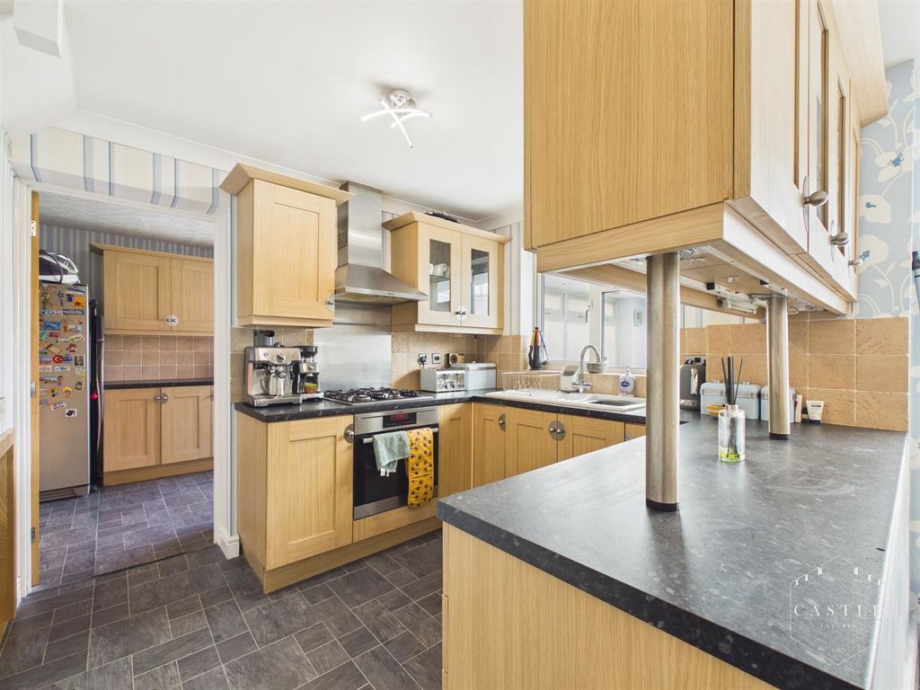 Property photo 3 of 33 Dining Kitchen