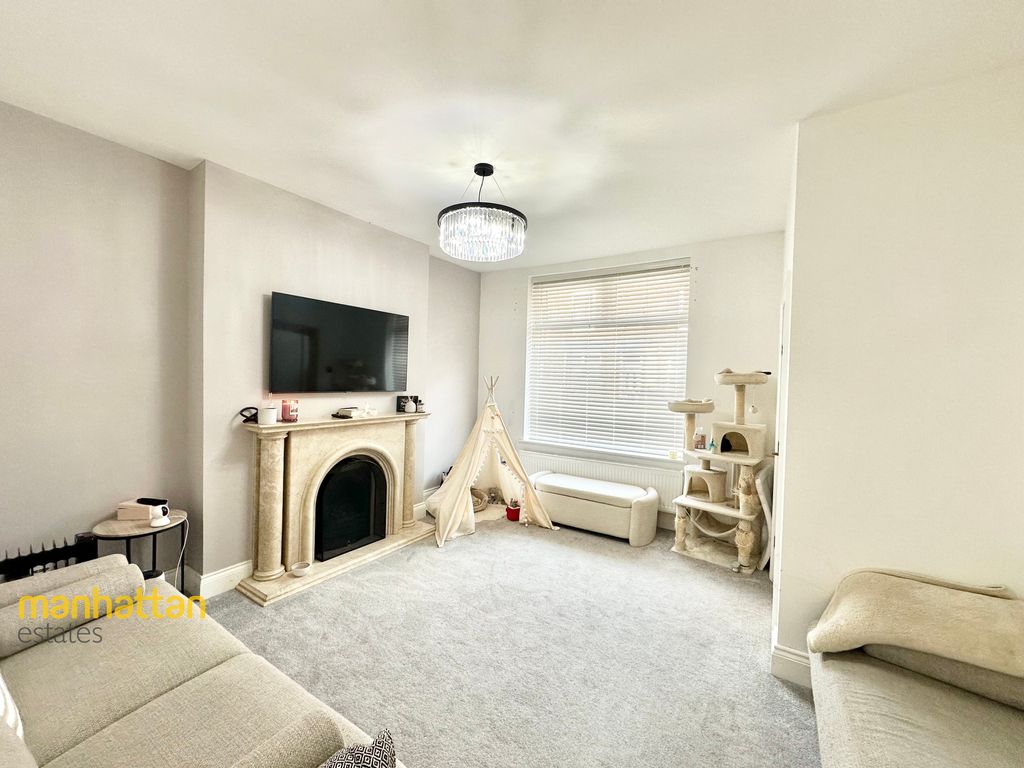 Property photo 3 of 16 Lounge