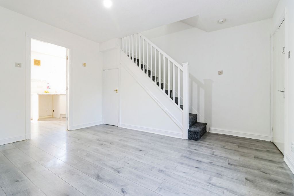 Property photo 3 of 8 Photo