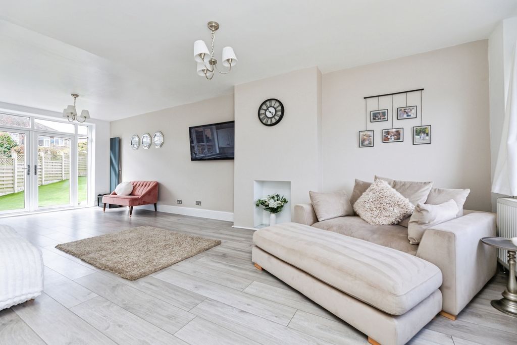 Property photo 3 of 17 Photo