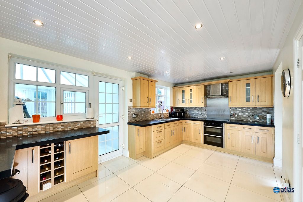 Property photo 2 of 25 Kitchen