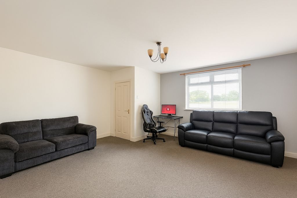 Property photo 2 of 5 Designer (60)