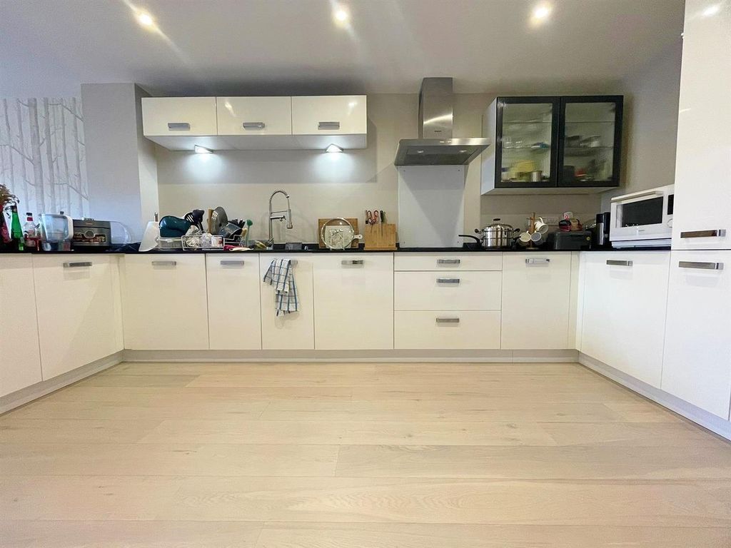 Property photo 3 of 18 Kitchen