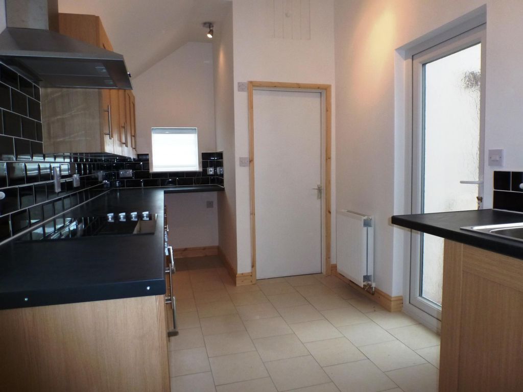 Property photo 3 of 17 Kitchen