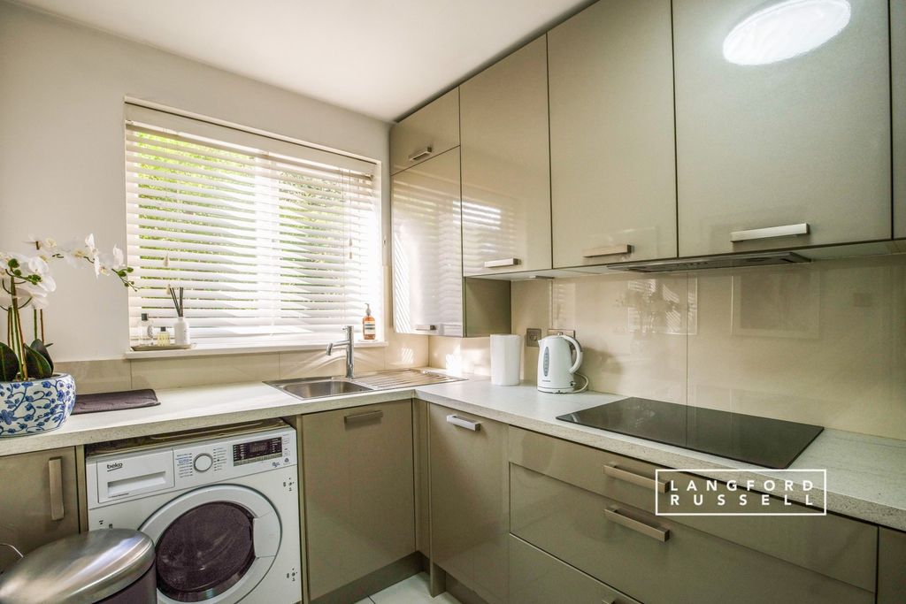 Property photo 3 of 11 Kitchen