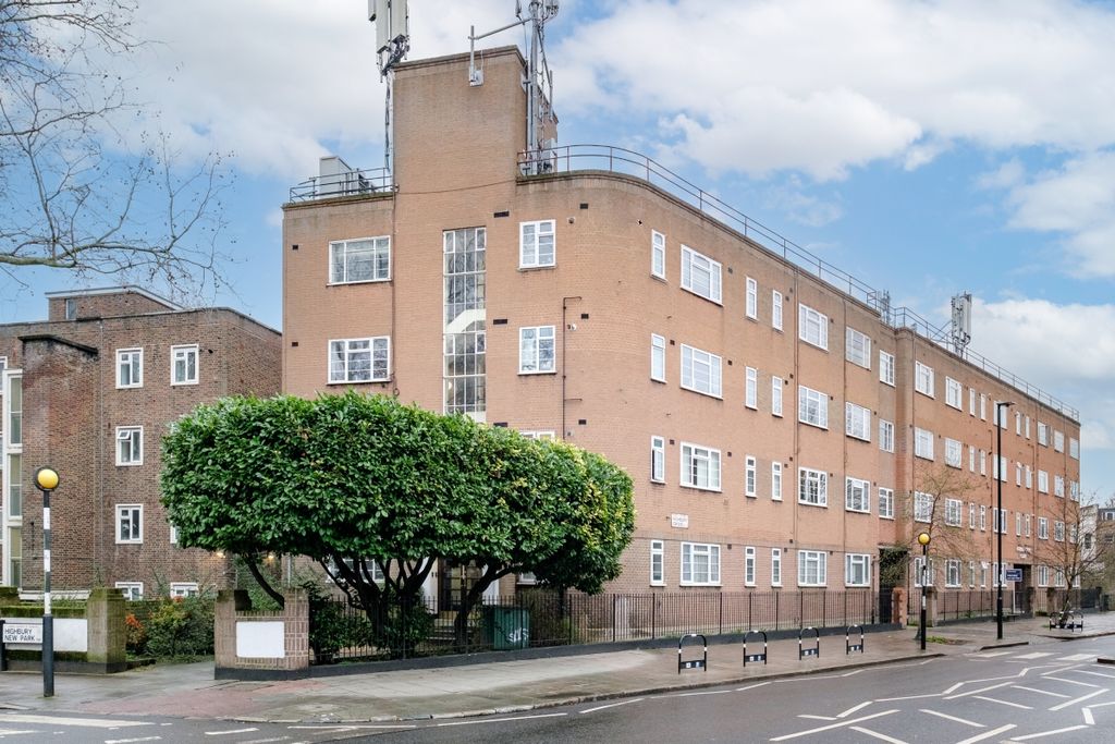 Property photo 1 of 11 Highbury Grove Court