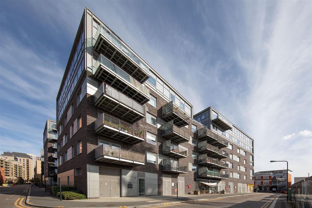 Property photo 1 of 25 Old Brewery Way, E17