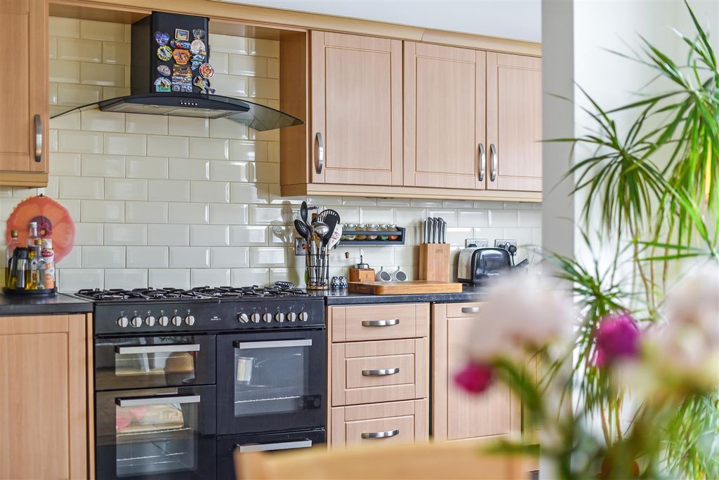 Property photo 3 of 28 Kitchen Cooker.Jpg