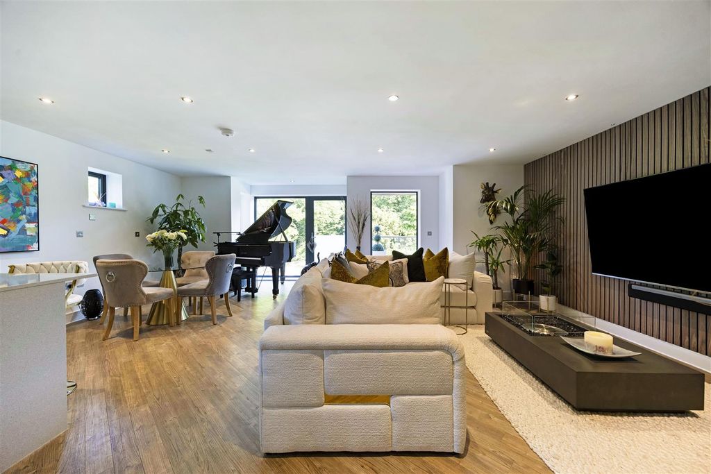 Property photo 3 of 11 779Thepark000.Jpg
