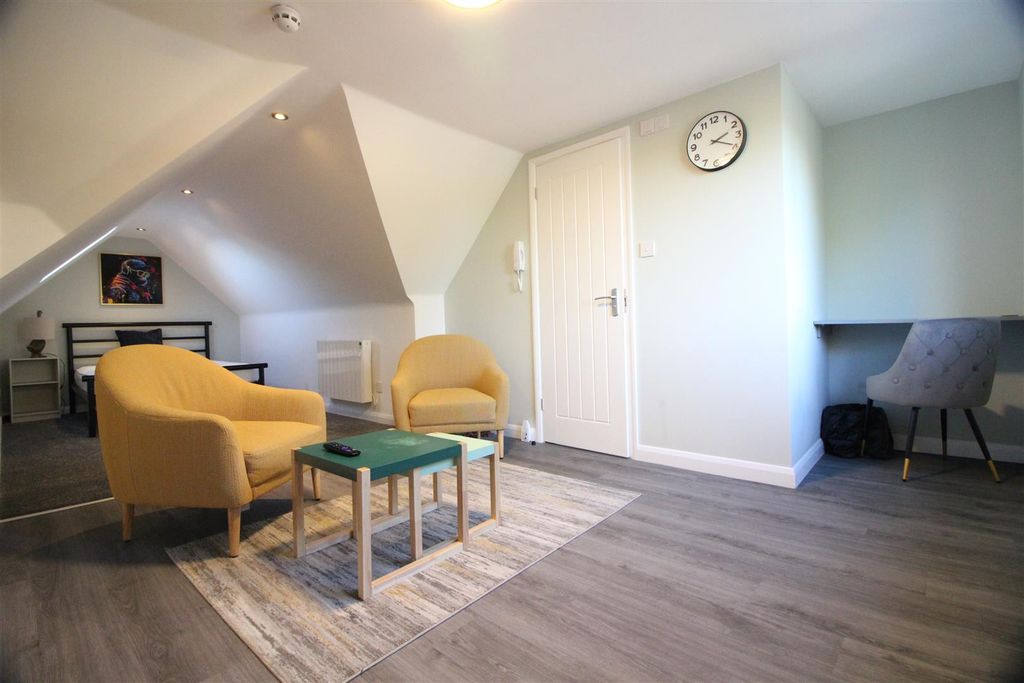 Property photo 1 of 8 Bedroom/Lounge