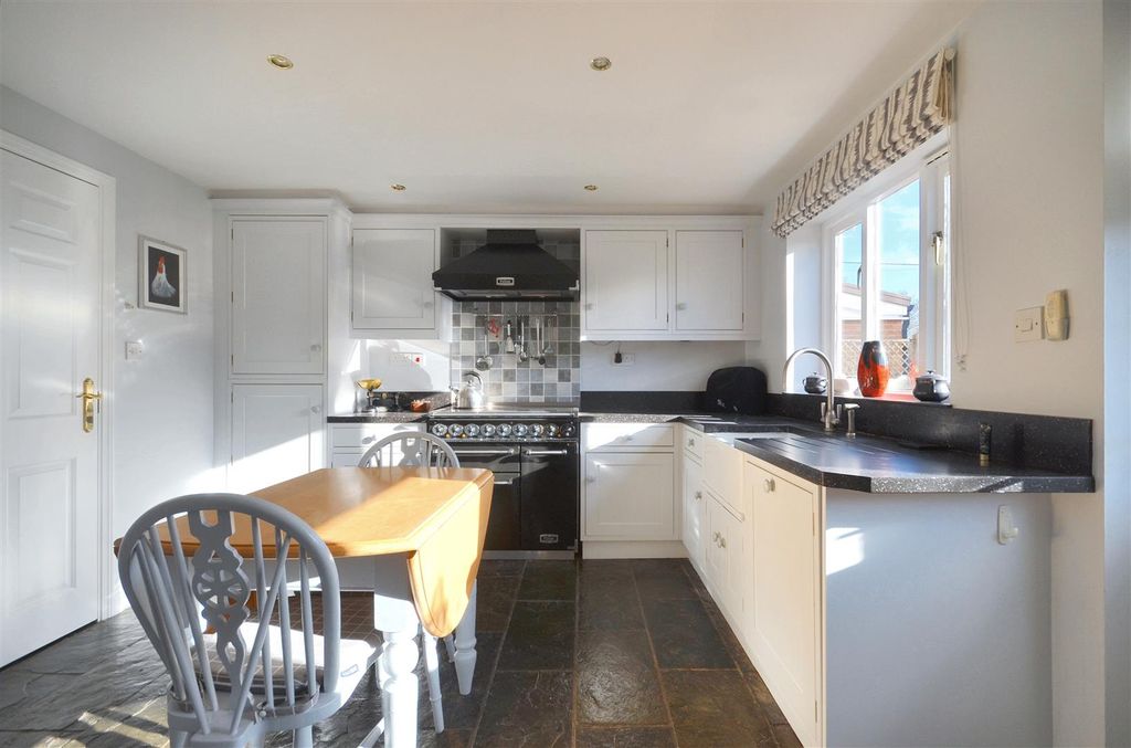 Property photo 2 of 12 Kitchen/Breakfast Room