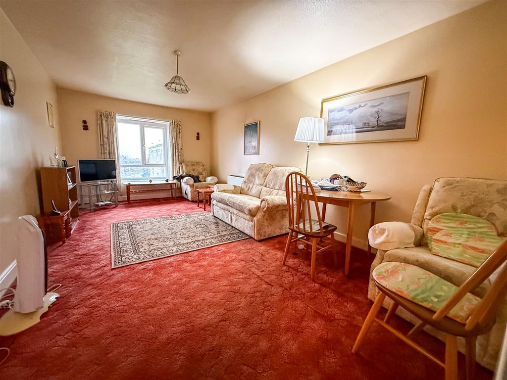 Property photo 2 of 10 Lounge