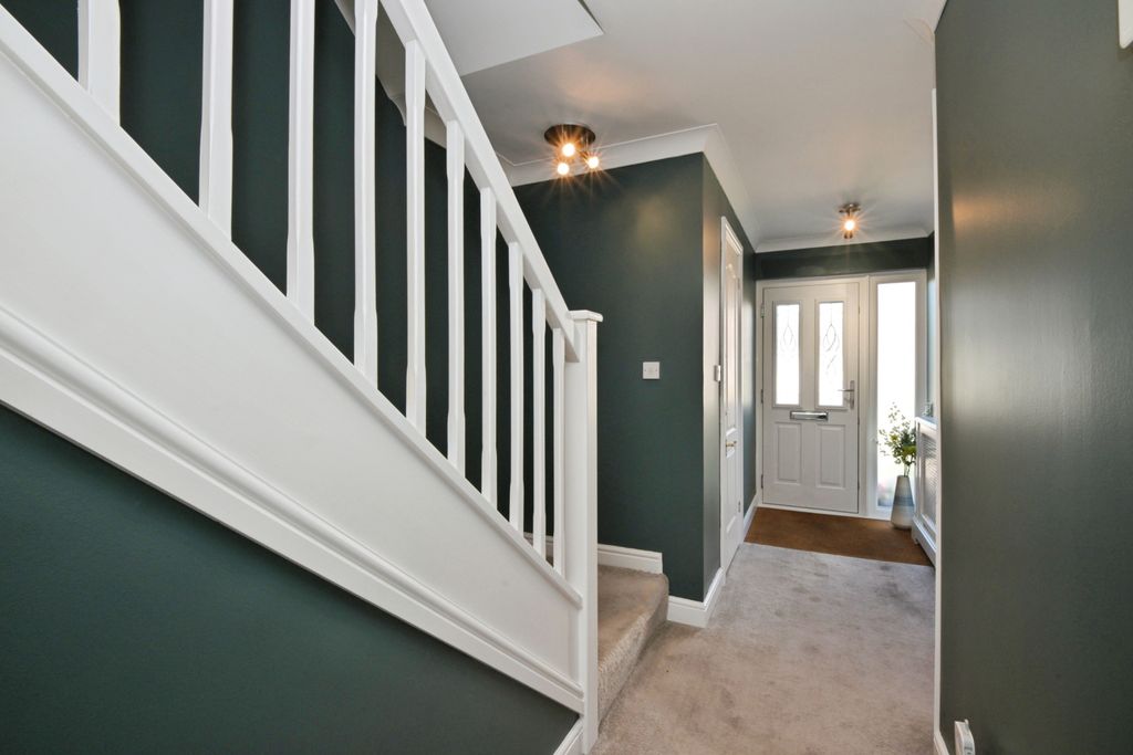 Property photo 3 of 20 Entrance Hallway