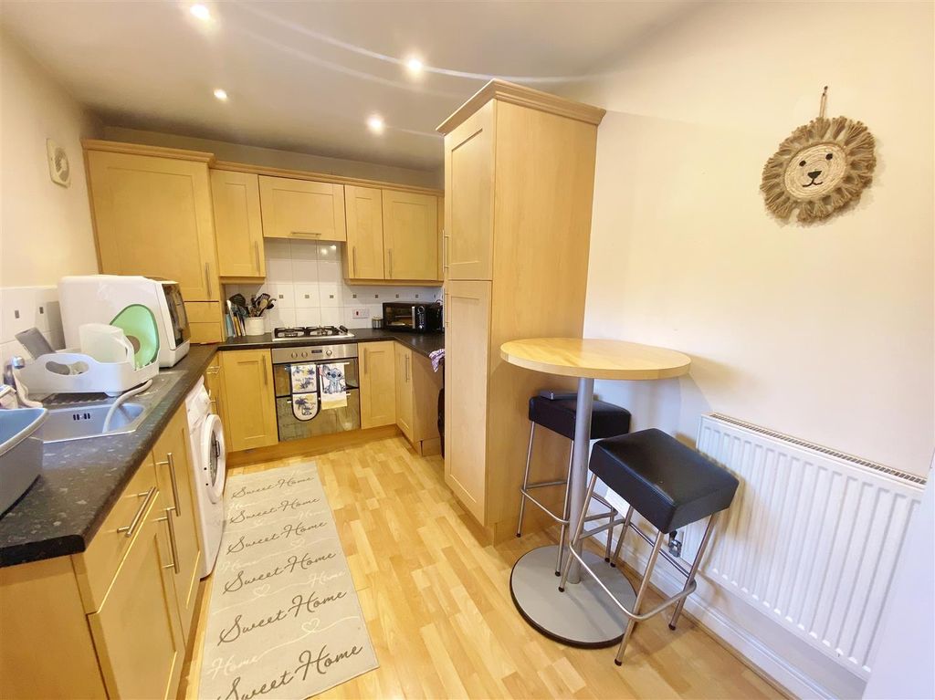 Property photo 3 of 7 Kitchen