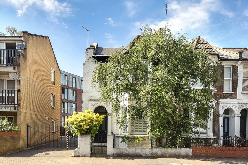 Property photo 1 of 17 External