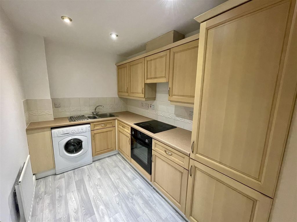 Property photo 3 of 9 Kitchen