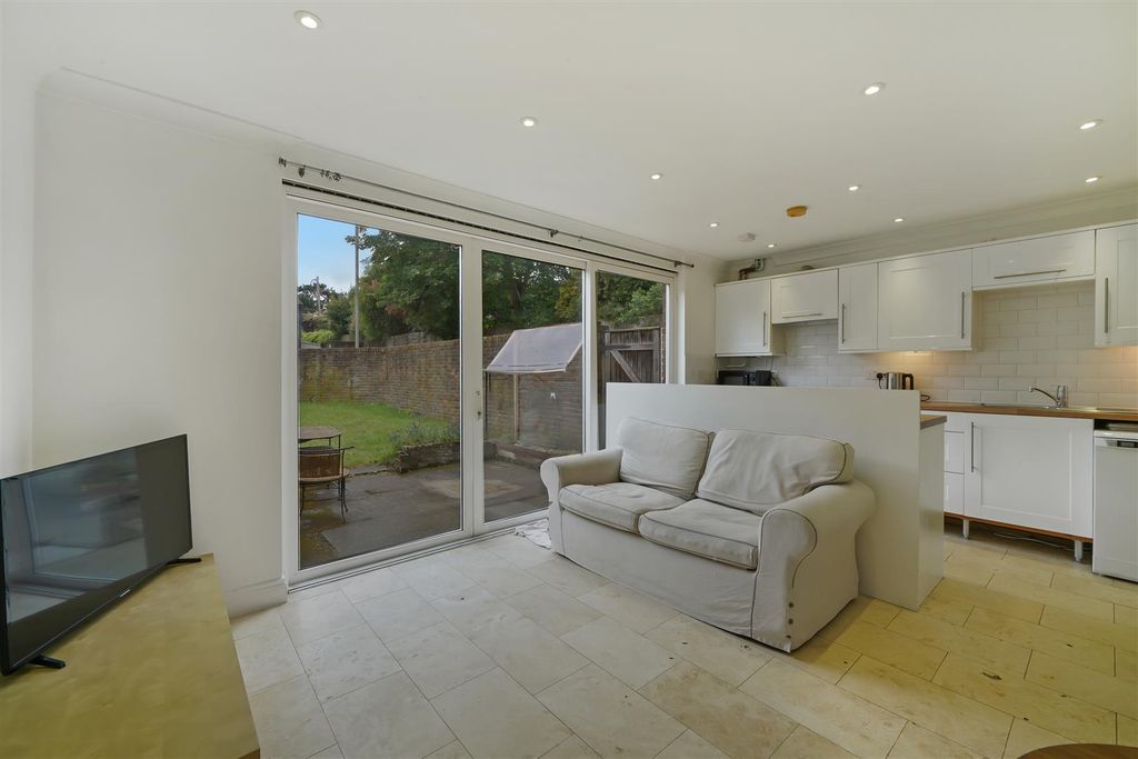 Property photo 3 of 15 Marrick Close,