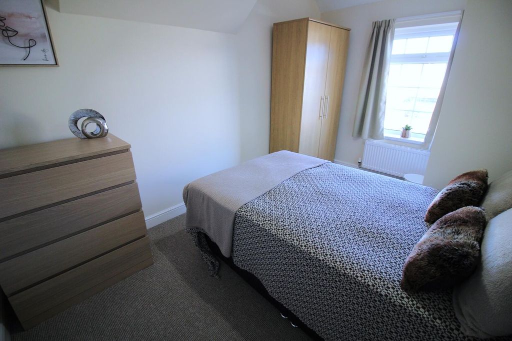 Property photo 1 of 6 Bedroom