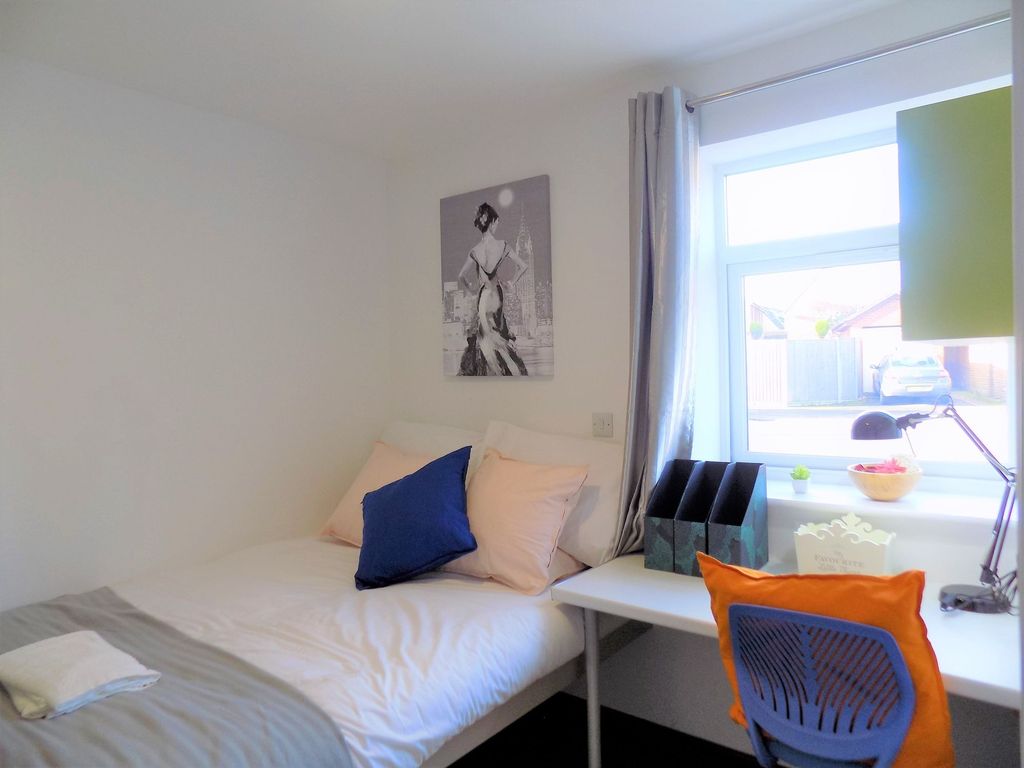 Property photo 3 of 46 Bright, Tidy Single Bedroom With A Comfortable Sin...