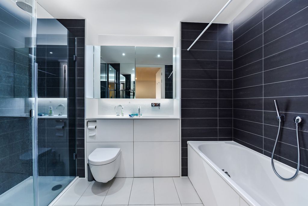 Property photo 2 of 12 Bathroom 1