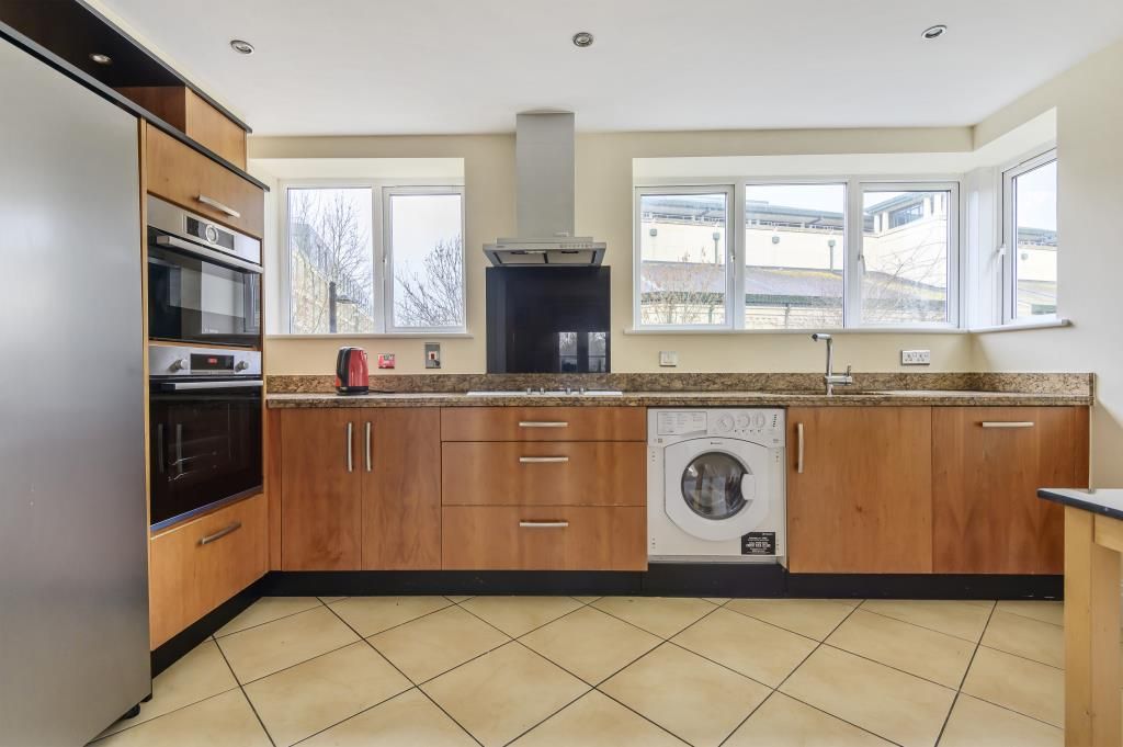 Property photo 3 of 10 Kitchen