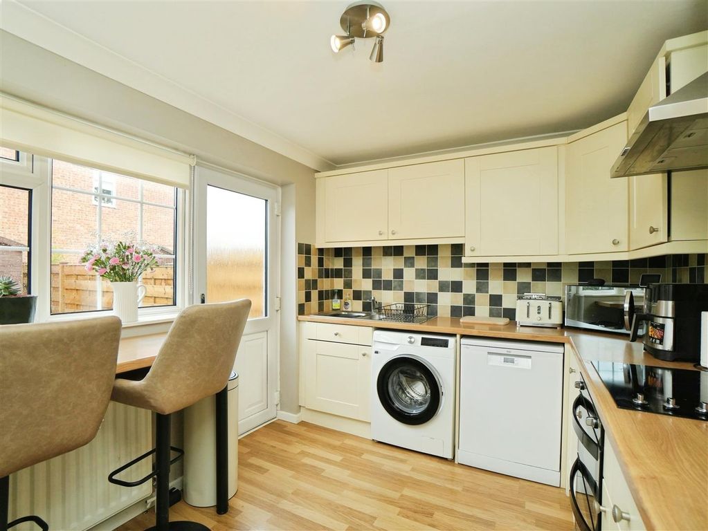 Property photo 3 of 10 Kitchen