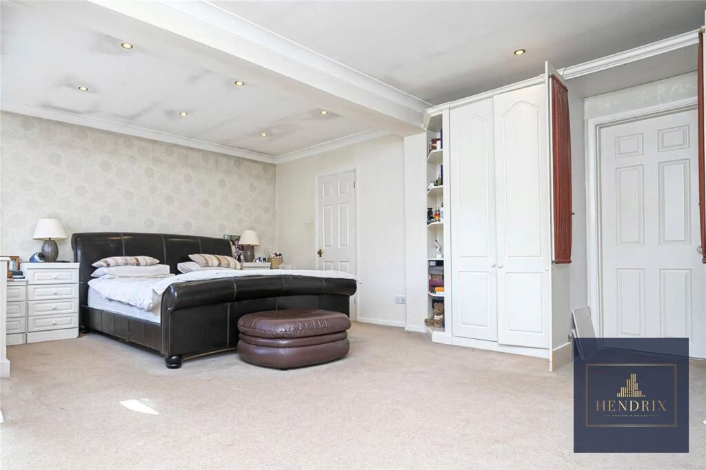 Additional image 4 of 4 bed detached house to rentHigh Road, Chigwell IG7