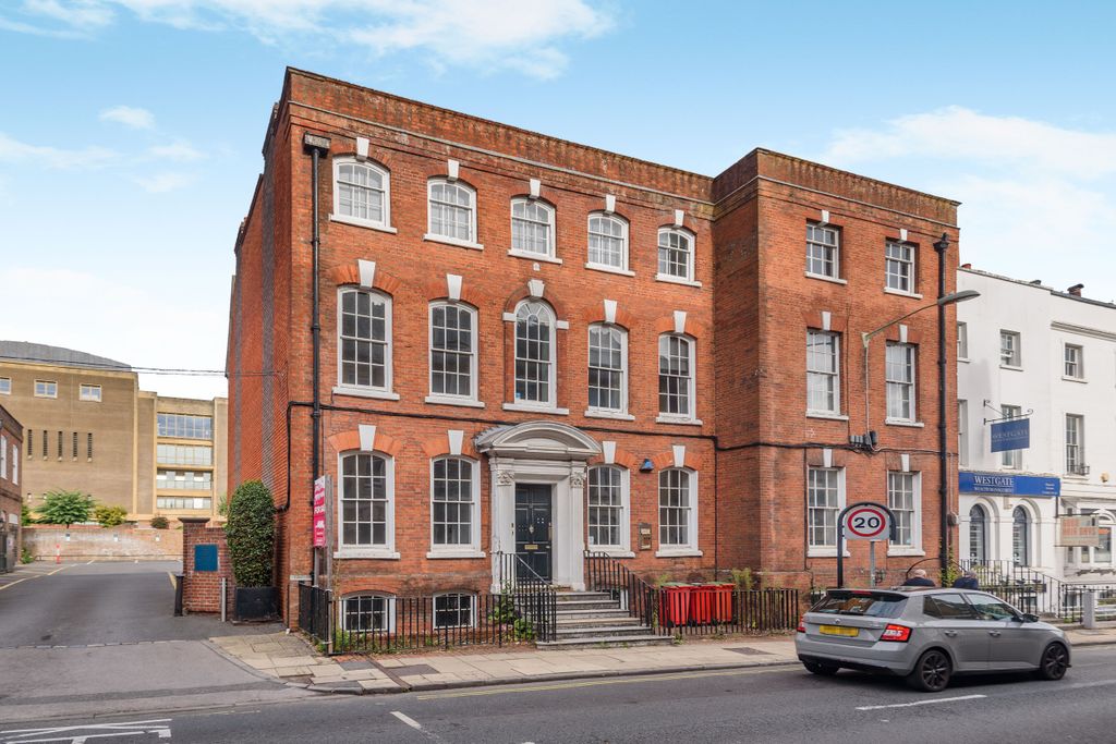 Property photo 3 of 3 12 Southgate Street, Winchester, So23 9Ef