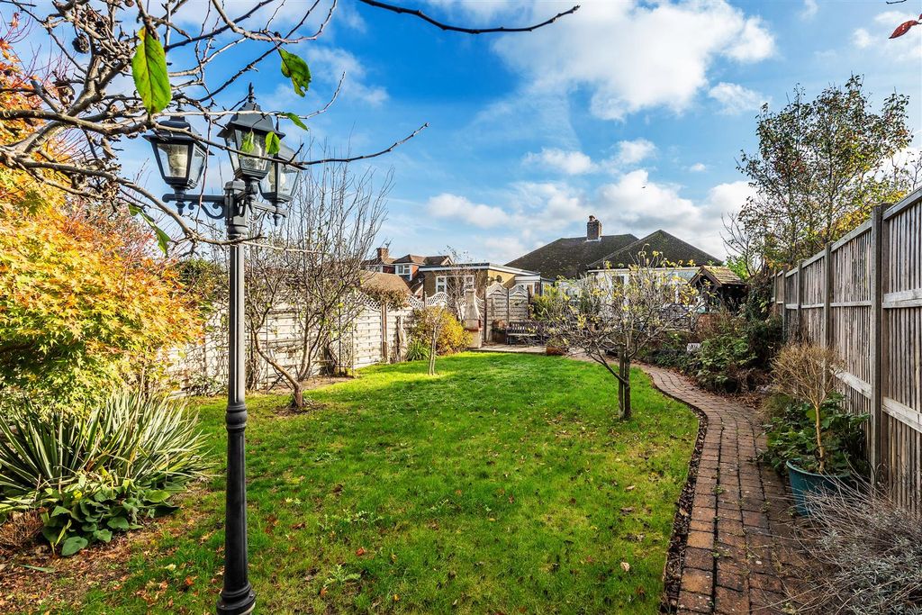 Property photo 2 of 17 38-Warenne-Road-28.Jpg