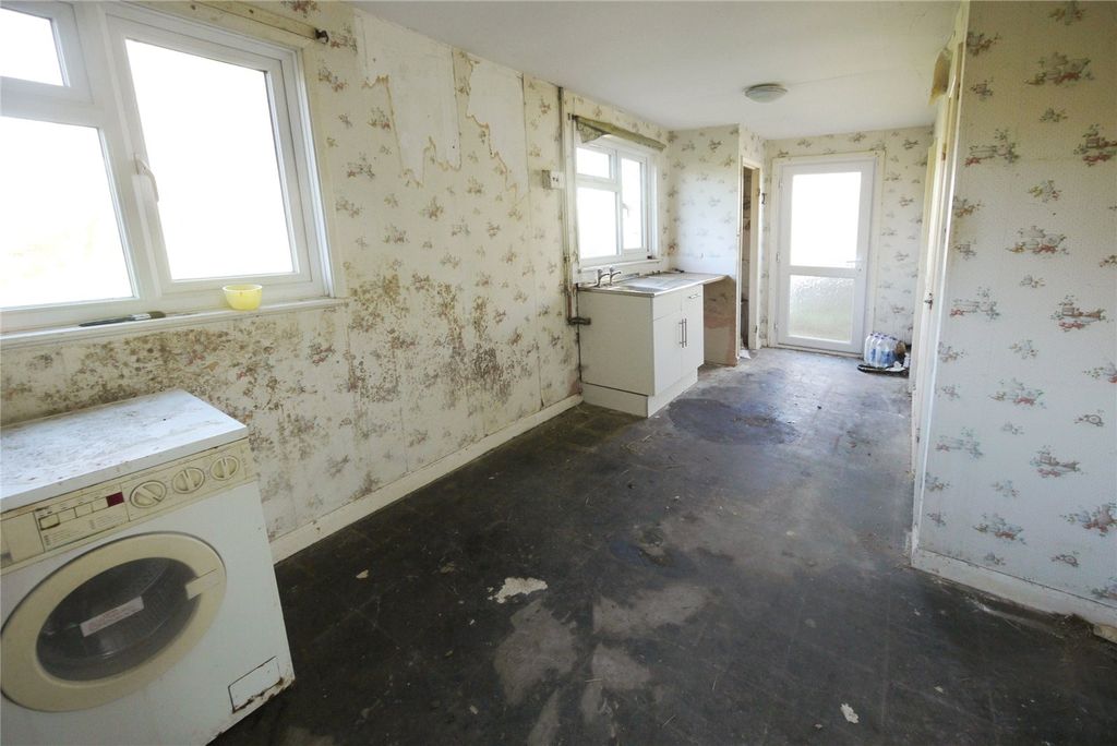 Property photo 3 of 12 Kitchen