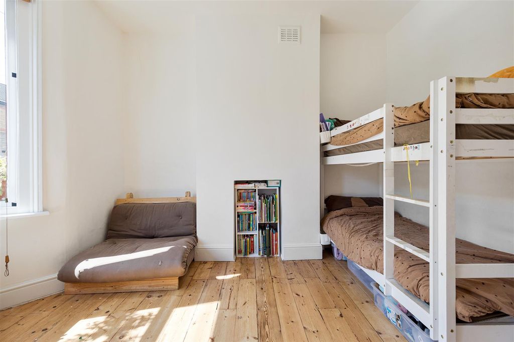 Property photo 2 of 25 Hove Avenue, E17