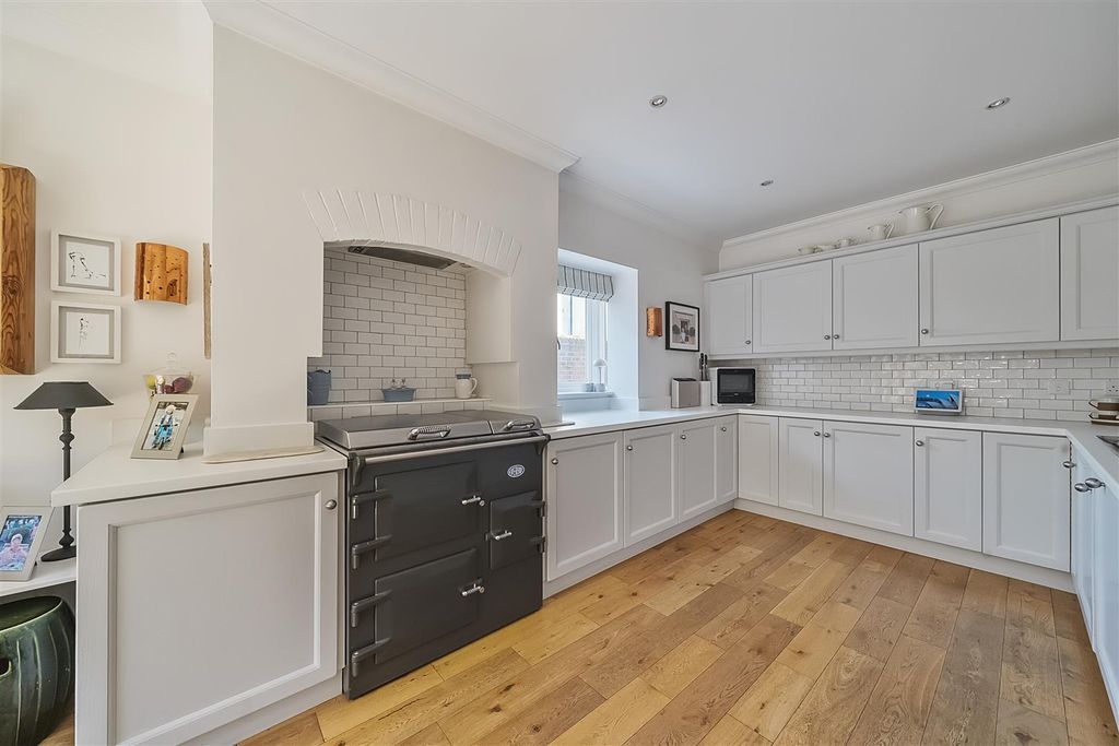 Property photo 3 of 20 Kitchen