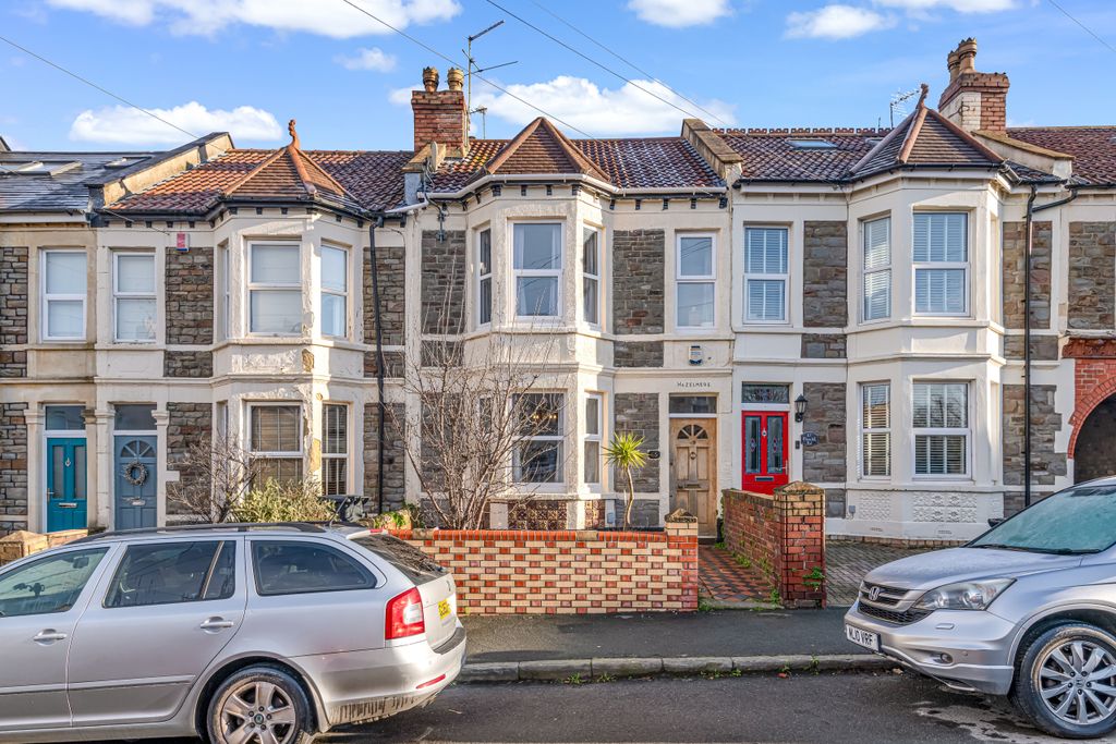 Property photo 2 of 33 Churchill Road