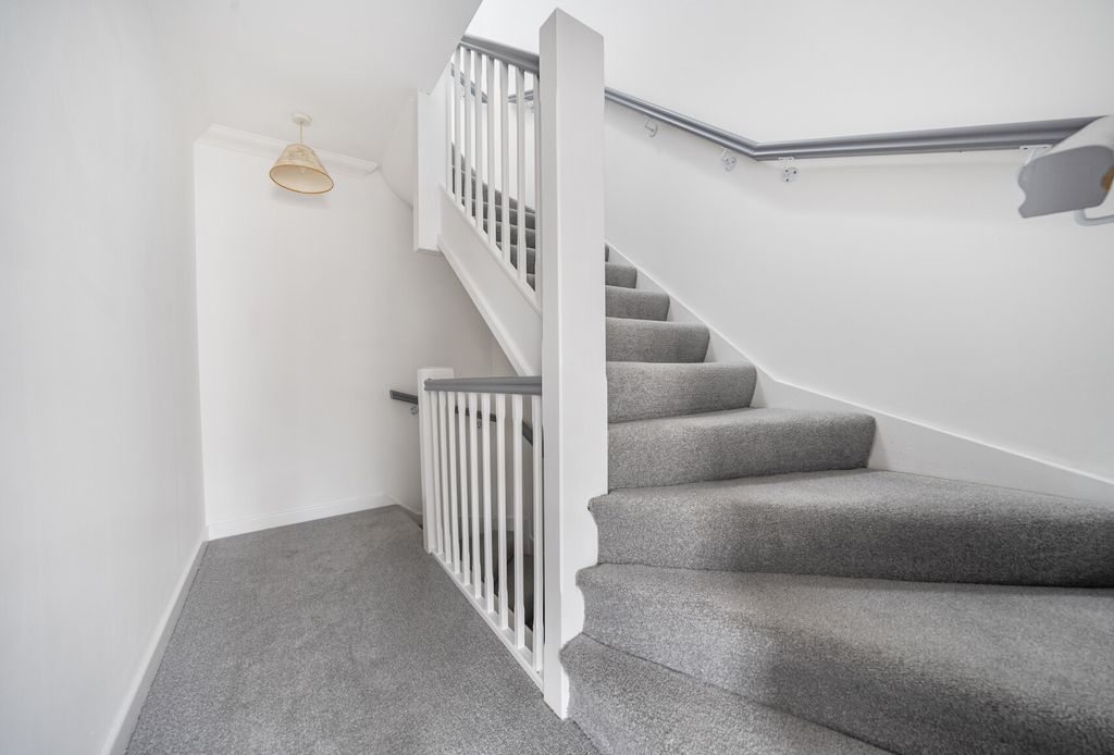 Property photo 3 of 10 1369081-11-68ee46...