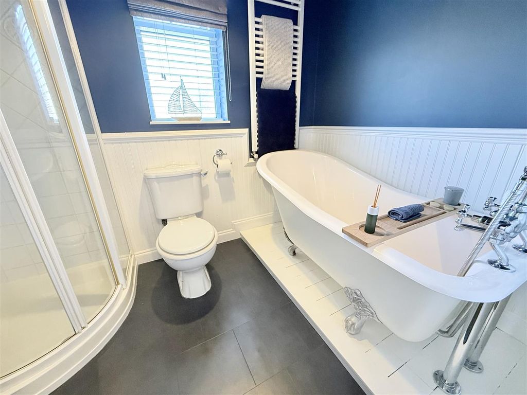 Property photo 2 of 35 Family Bathroom