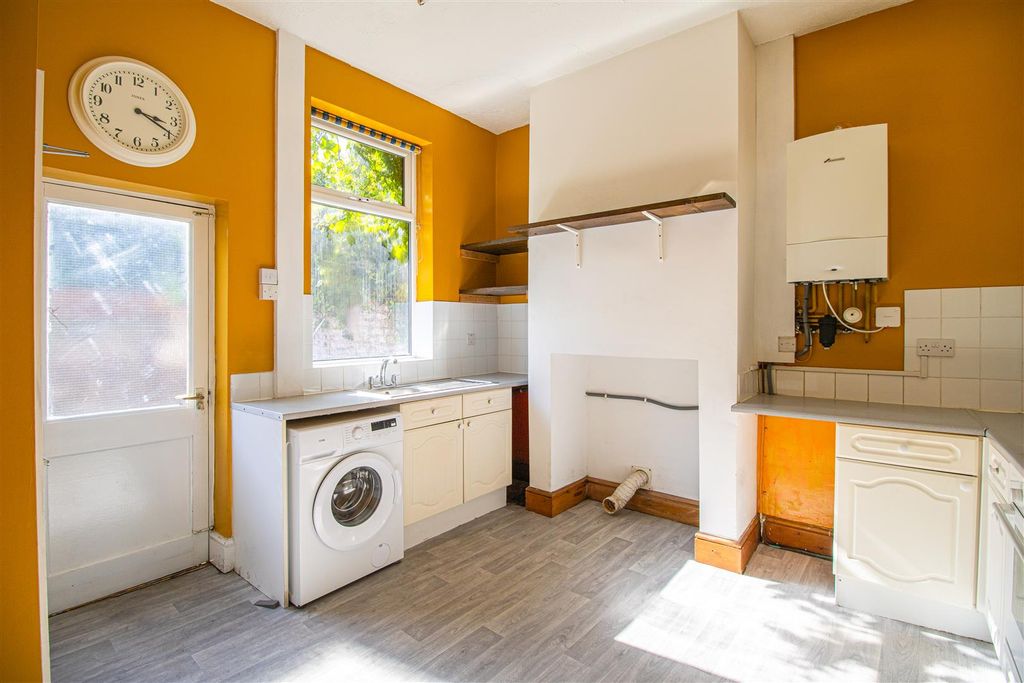 Property photo 3 of 8 Kitchen