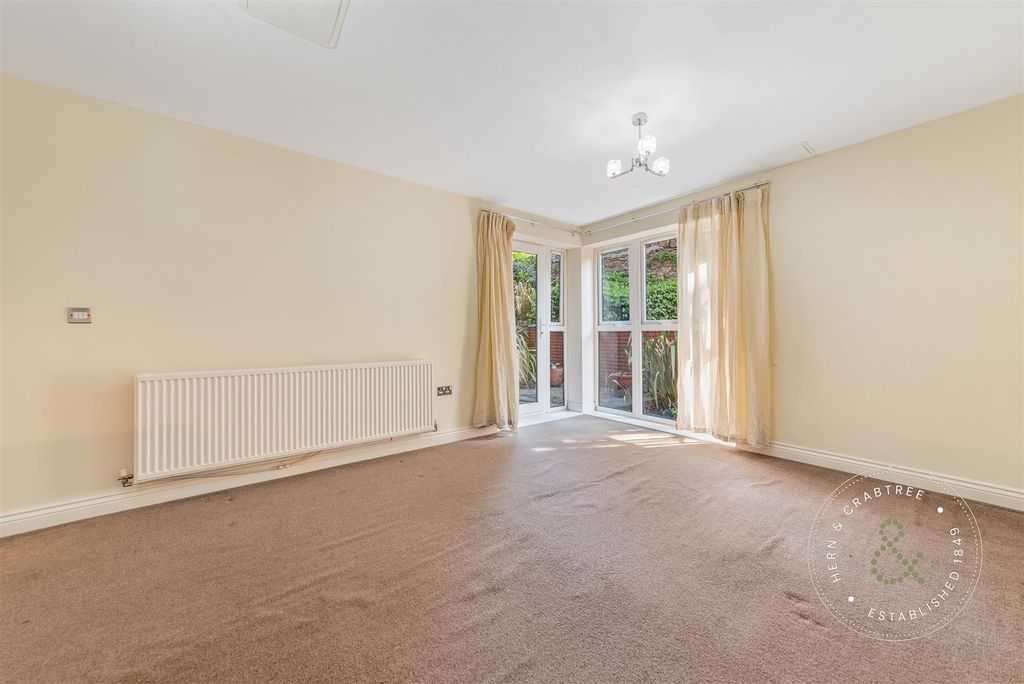 Property photo 3 of 16 Clive-Hall-Court-07.Jpg